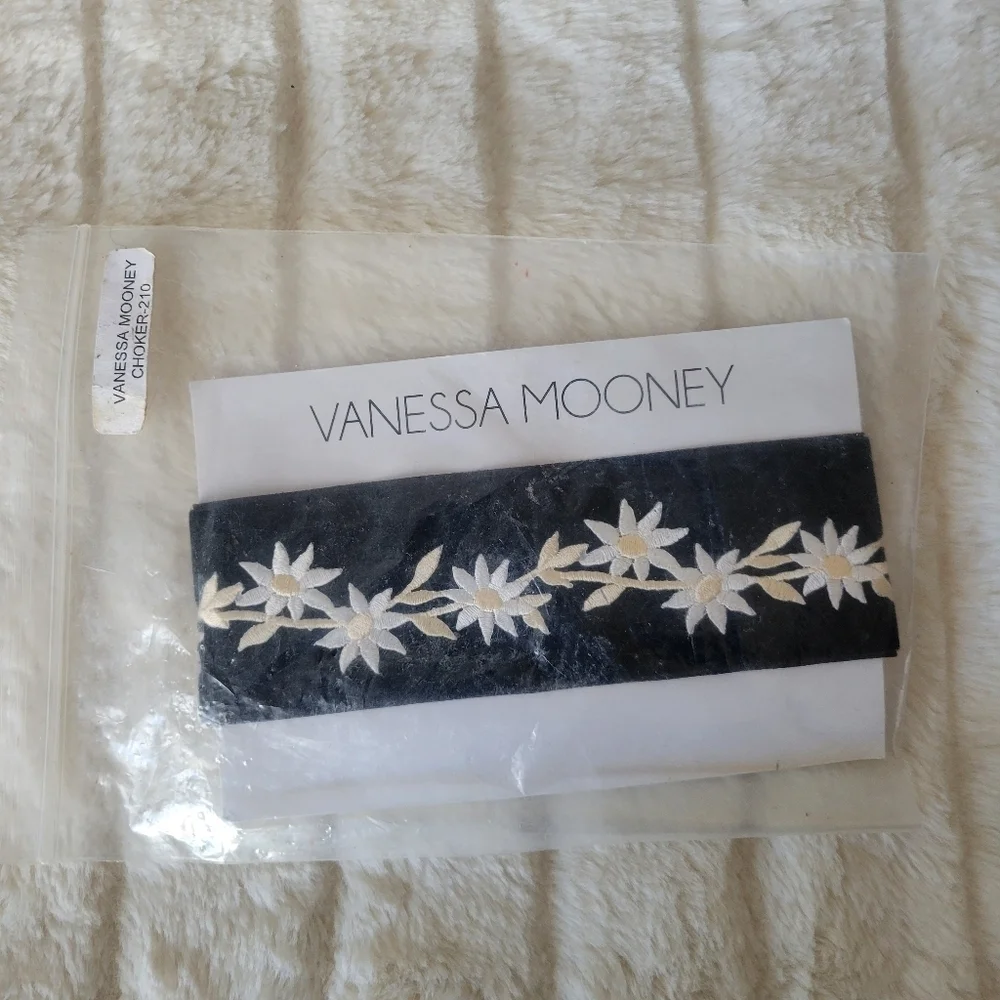 VANESSA MOONEY // lizy black velvet daisy floral embroidered choker